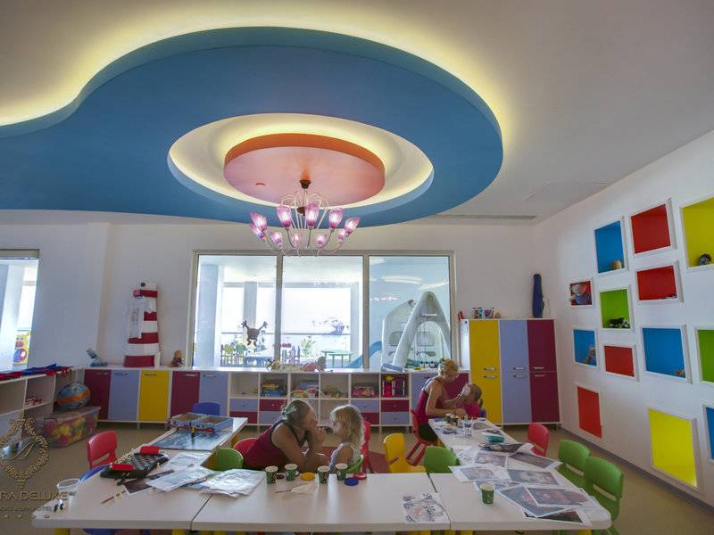 Kinderzimmer im Azura Deluxe Resort & Spa mit bunten Möbeln und Spielen.