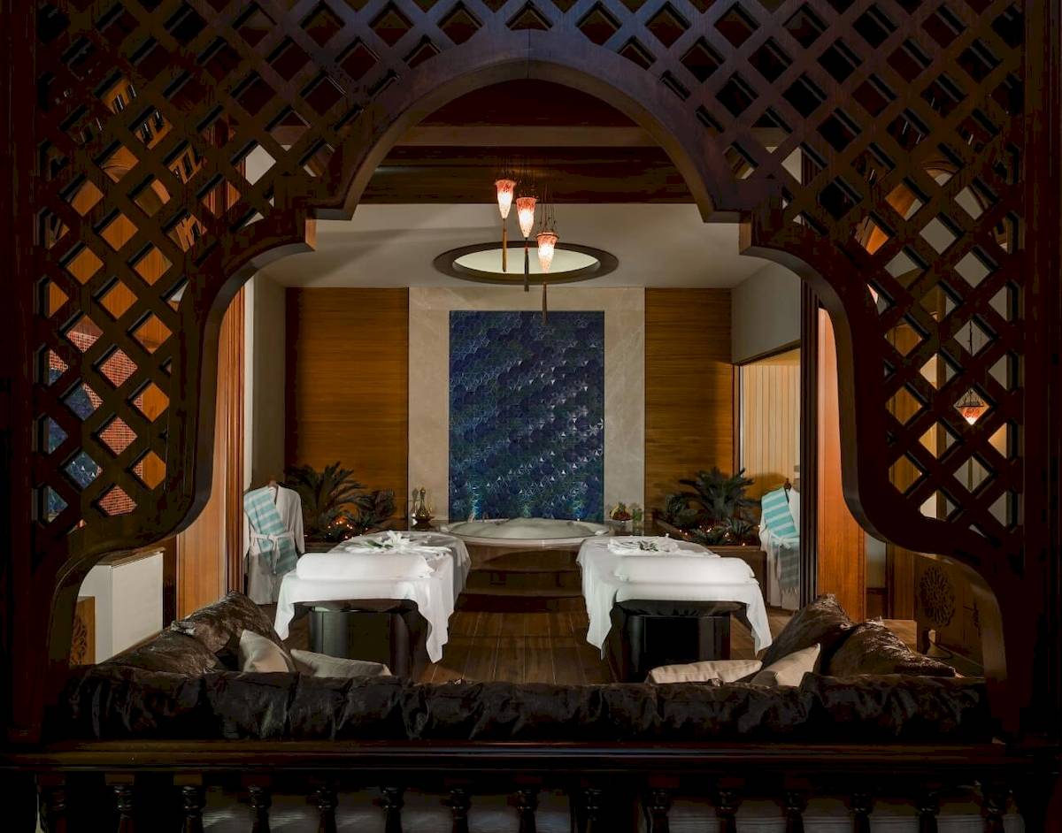 Behandlungsraum im Güral Premier Belek Hotel Spa mit zwei Massagetischen und einem Whirlpool.