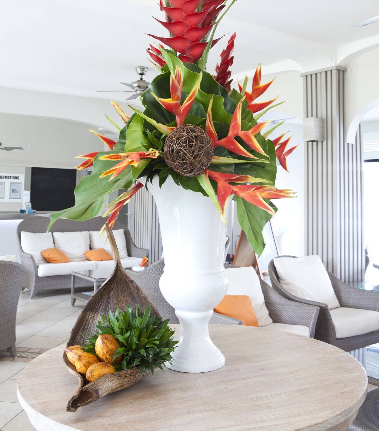 Tropische Blumen in einer weißen Vase im La Pagerie Hotel-Lobby.