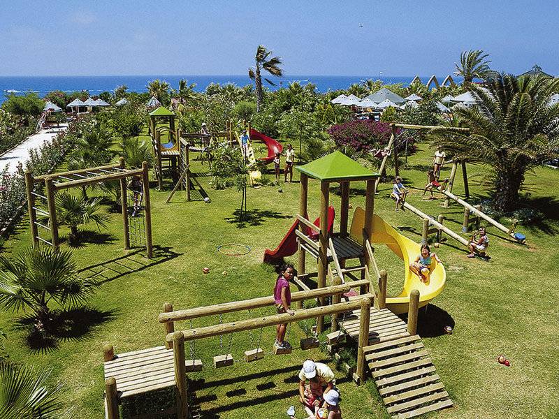 Übersicht des Spielplatzes im Delphin Deluxe Hotel mit Rutschen und Klettergerüsten.