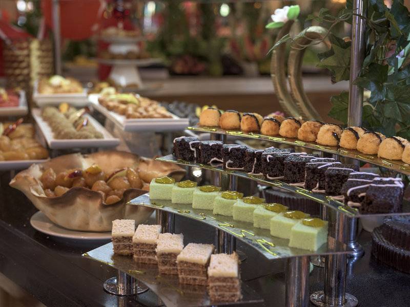 Buffet mit einer Auswahl an Desserts im Delphin Deluxe Hotel.