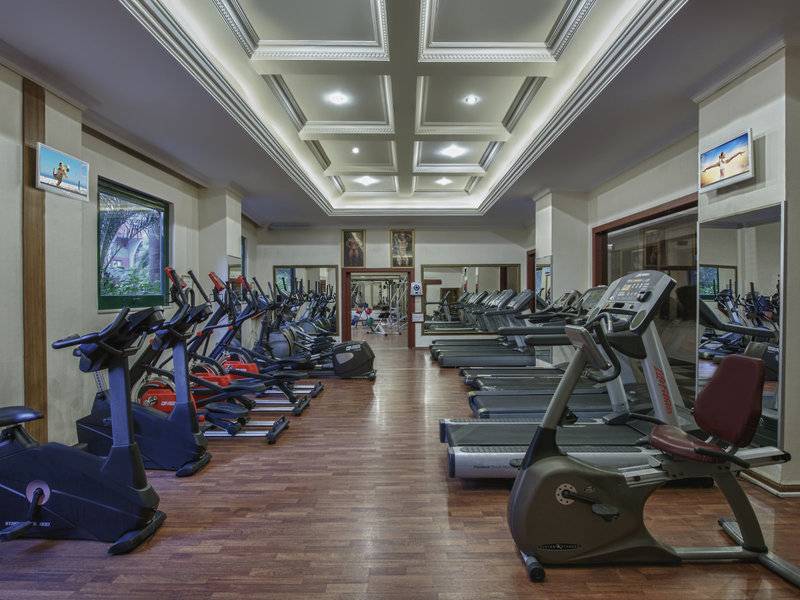 Fitnessstudio im Delphin Deluxe Hotel mit vielen Laufbändern und Spinrädern.