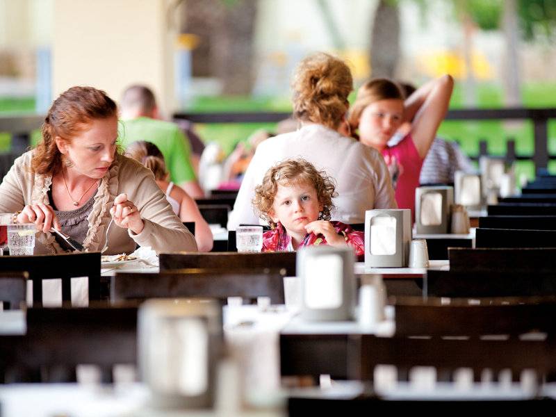 Familie im Melas Holiday Village Restaurant essen