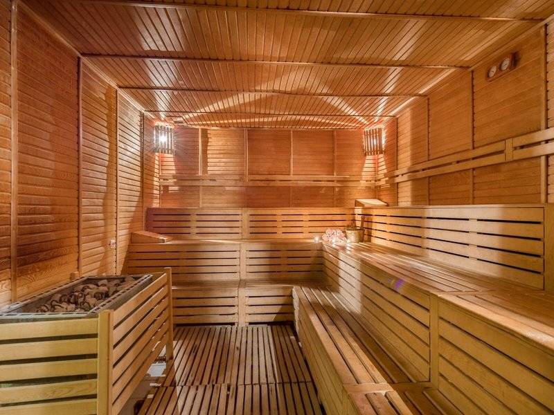 Innenansicht der Sauna im Melas Holiday Village mit Holzwänden und Bänken