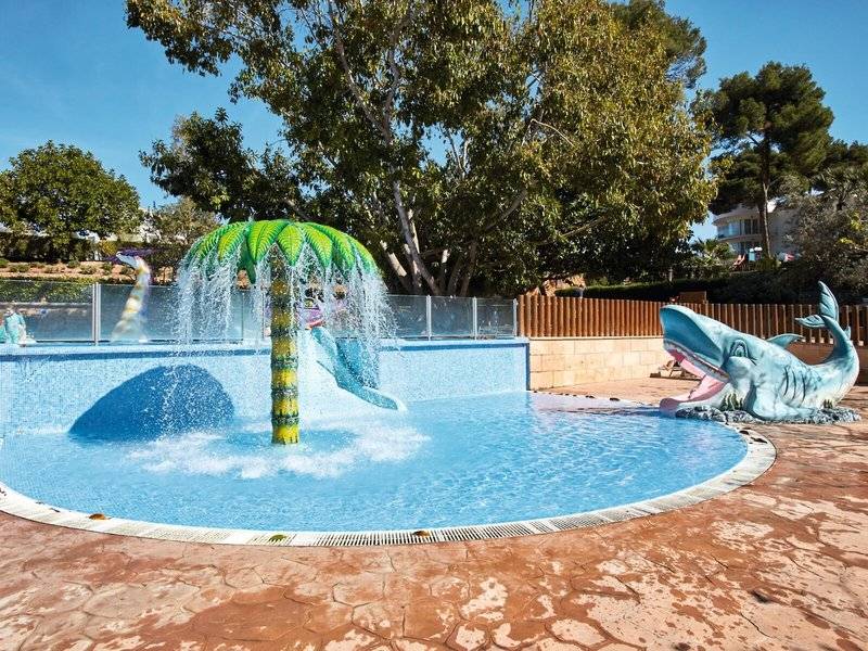 Außenpool des Beach Club Font de Sa Cala mit Wasserspielen und blauen Figuren