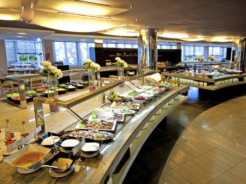 Buffetbereich im Beach Club Font de Sa Cala Hotel mit verschiedenen Speisen und Dekorationen.