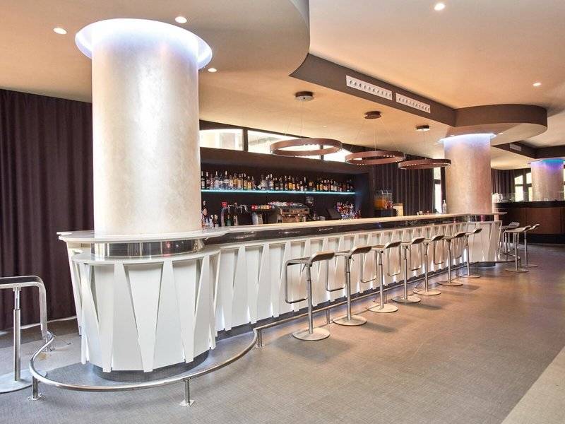 Die Bar im Beach Club Font de Sa Cala mit modernen Stühlen und einer großen Theke.