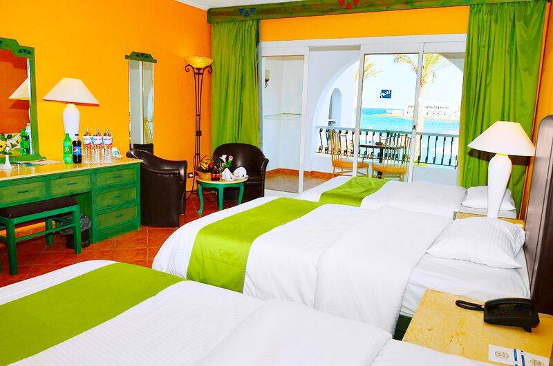 Hotelzimmer im Arabia Azur Resort mit drei Betten, Meerblick und Balkon.
