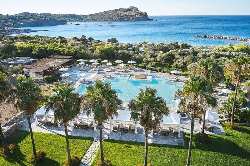Luftaufnahme des Cape Sounio Grecotel Resorts mit Swimmingpools, Liegestühlen und Palmen
