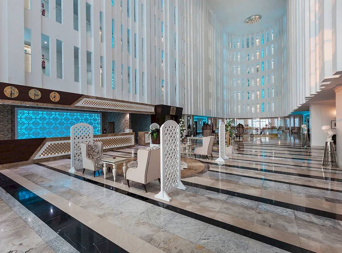 Empfangsbereich des Sultan of Dreams Hotels mit moderner Architektur und Marmorboden