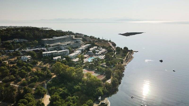 Luftaufnahme des Dolce Athens Attica Riviera Hotels am Meer.