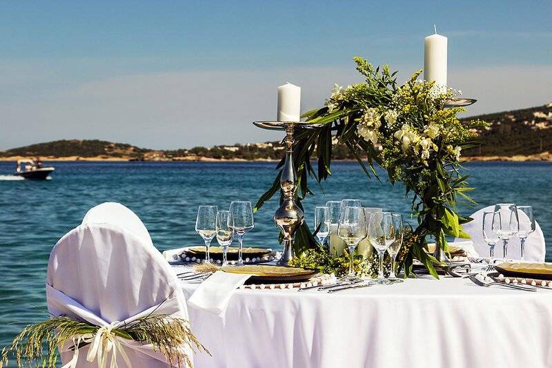 Dekoriertes Tisch am Strand mit Blick auf das Meer, serviert im Dolce Athens Attica Riviera Hotel