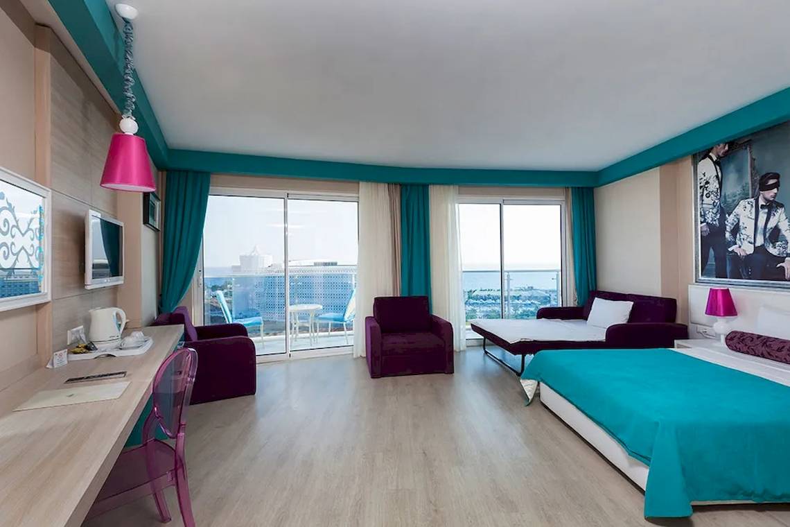 Suite im Sultan of Dreams Hotel mit Meerblick, modernem Interieur und Balkon