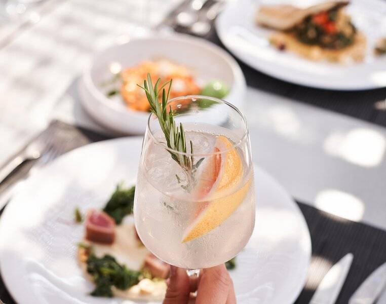 Getränk mit Rosmarin und Zitrone im Nema Design Hotel & Spa
