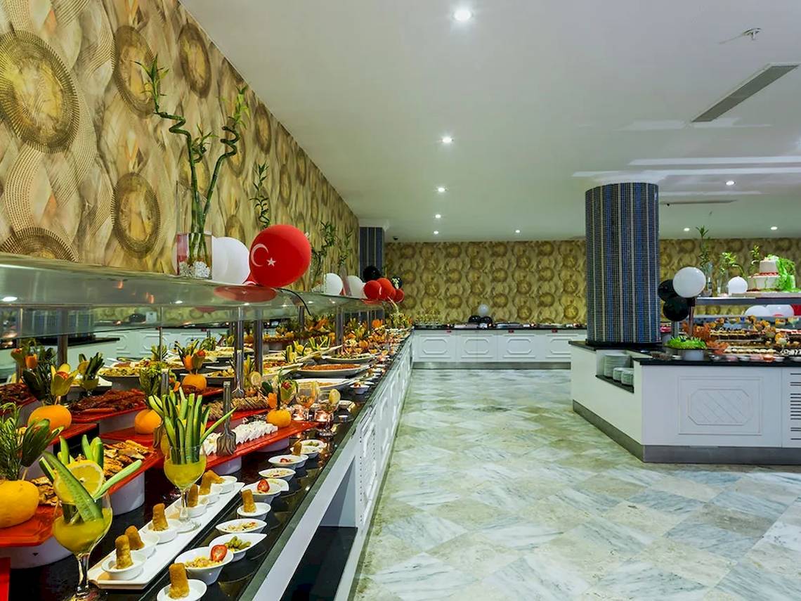 Buffetsaal im Sultan of Dreams Hotel mit vielen Speisen und Dekoration.