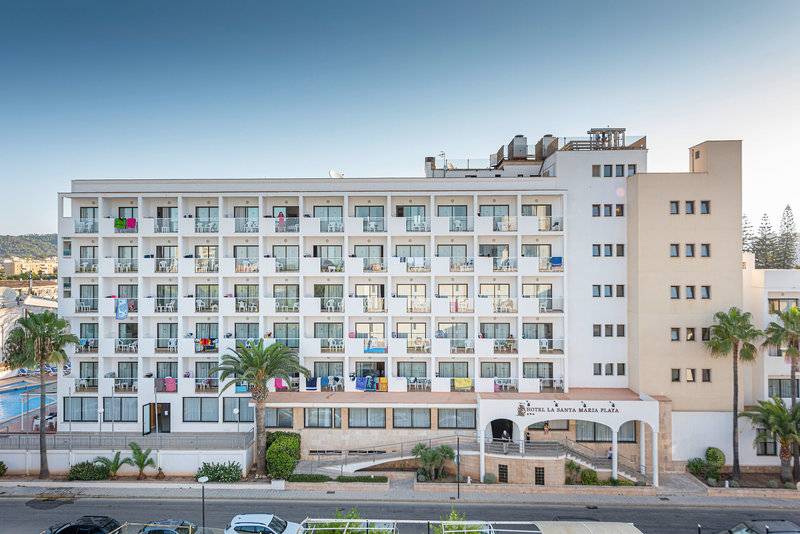 Außenansicht des Hotels La Santa Maria Playa mit mehreren Stockwerken und Balkonen
