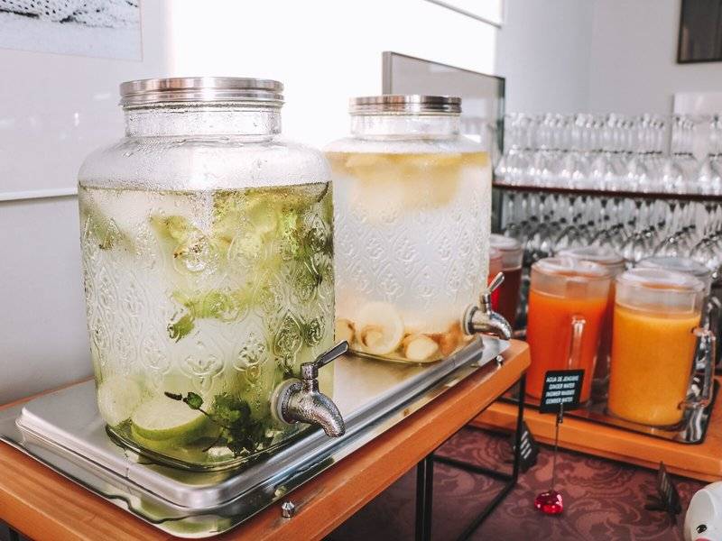 Getränkespender im Marins Playa Suites Hotel mit verschiedenen Limonaden und Säften.