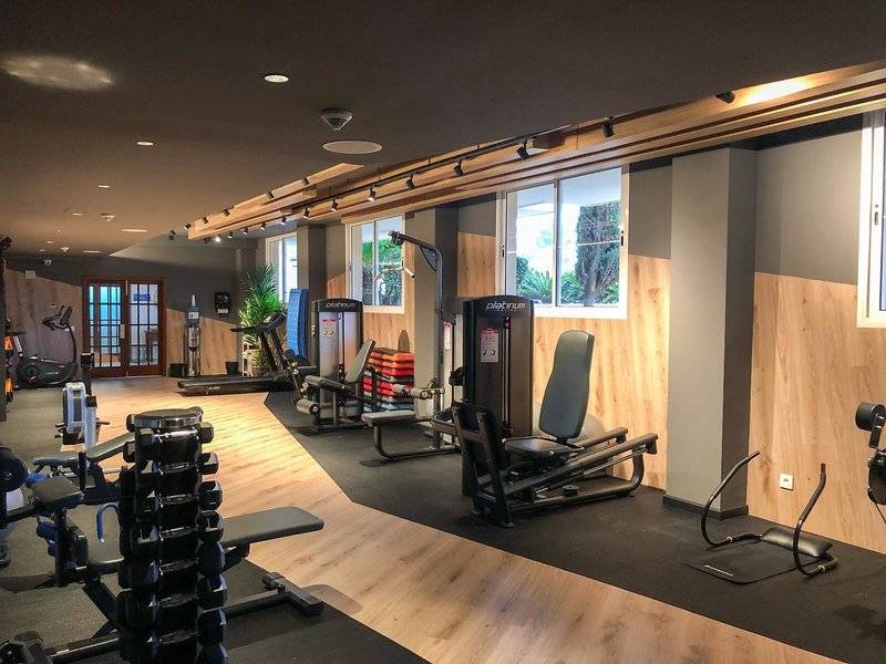 Fitnessraum im Marins Playa Suites Hotel mit verschiedenen Trainingsgeräten und Geräten.
