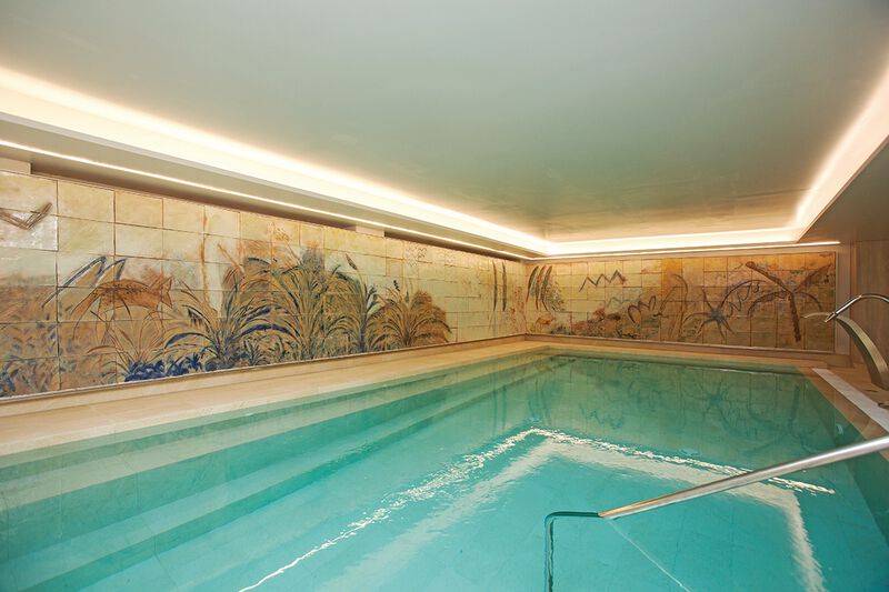 Innenpool im Sabina Playa Hotel mit blauen Wandfliesen und heller Beleuchtung