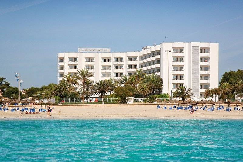 Außenansicht des Hipotels Dunas Cala Millor Hotels am Strand mit Palmen und Sonnenliegen