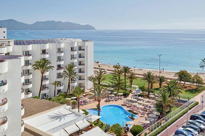 Luftaufnahme des Hipotels Dunas Cala Millor Hotels mit Pool und Meerblick.