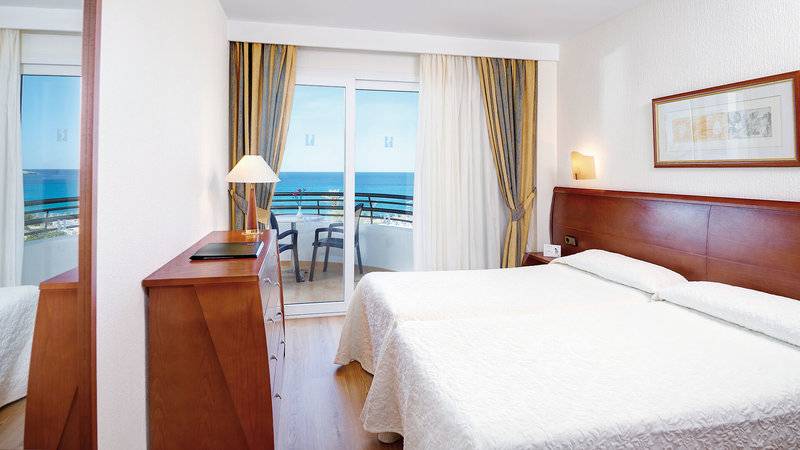 Doppelbettzimmer im Hipotels Dunas Cala Millor mit Blick auf den Ozean
