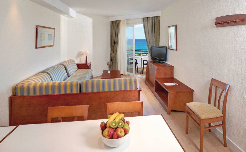 Hotelzimmer im Hipotels Dunas Cala Millor mit Blick auf das Meer.