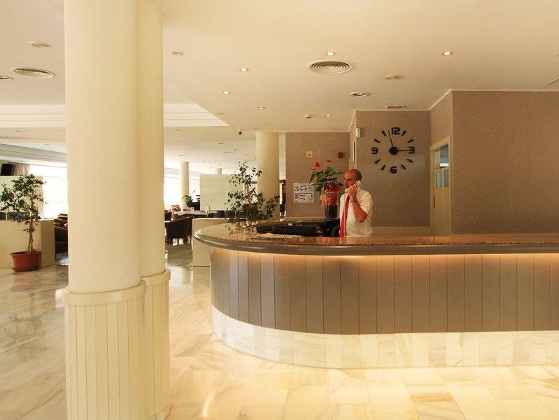 Empfangsbereich des Bakour Garbi Cala Millor Hotels mit einer Uhr an der Wand
