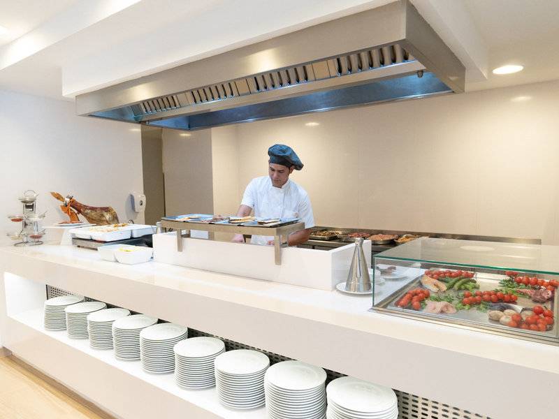 Koch im Restaurant des Millor Sol Hotels bereitet Essen zu