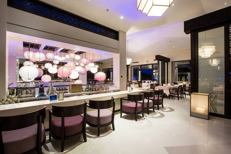 Innenansicht der Bar im TIA Wellness Resort mit Sitzgelegenheiten und dekorativen Laternen