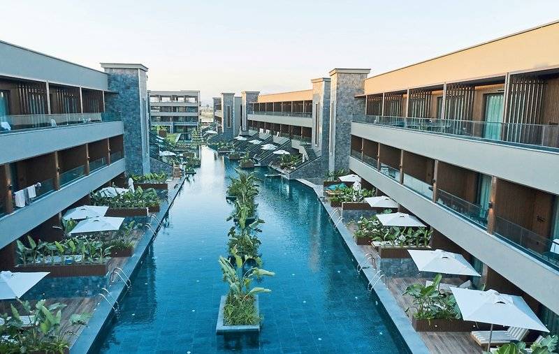 Außenansicht des Aldiana Club Side Beach Hotels mit Swimmingpool und Terrassen.