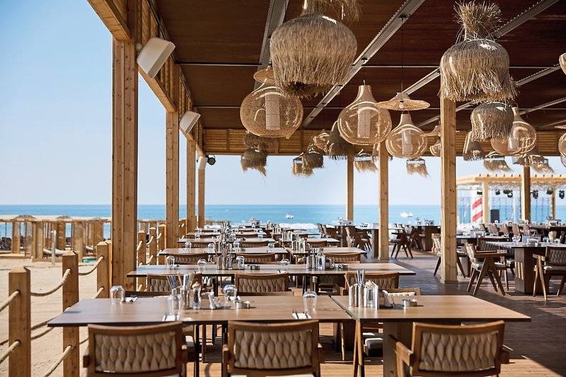 Innenansicht des Restaurants des Aldiana Club Side Beach Hotel am Strand.