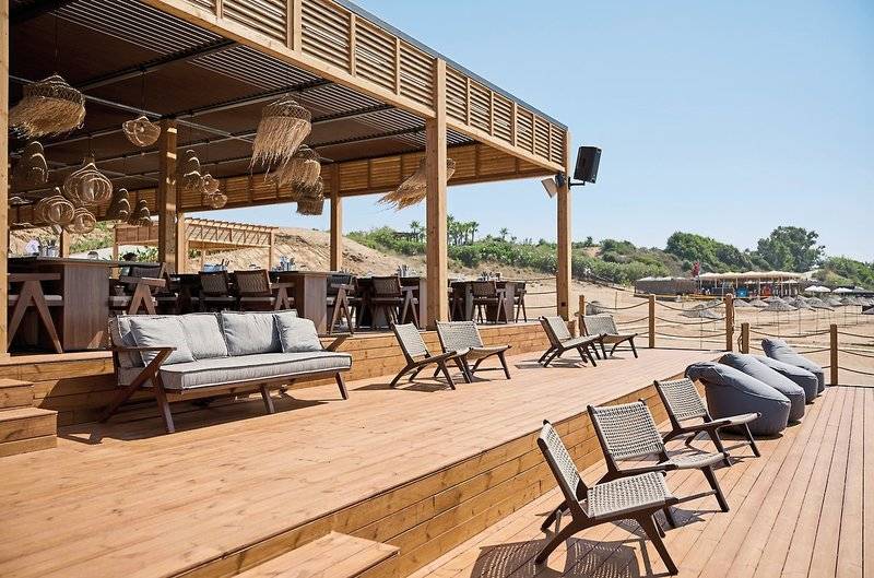 Terrasse des Aldiana Club Side Beach mit Loungemöbeln und Blick auf den Strand
