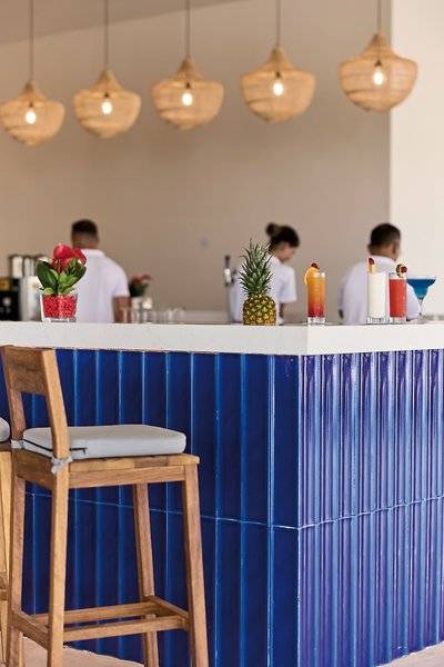Bar im Aldiana Club Side Beach mit Cocktails und blauen Barhockern.