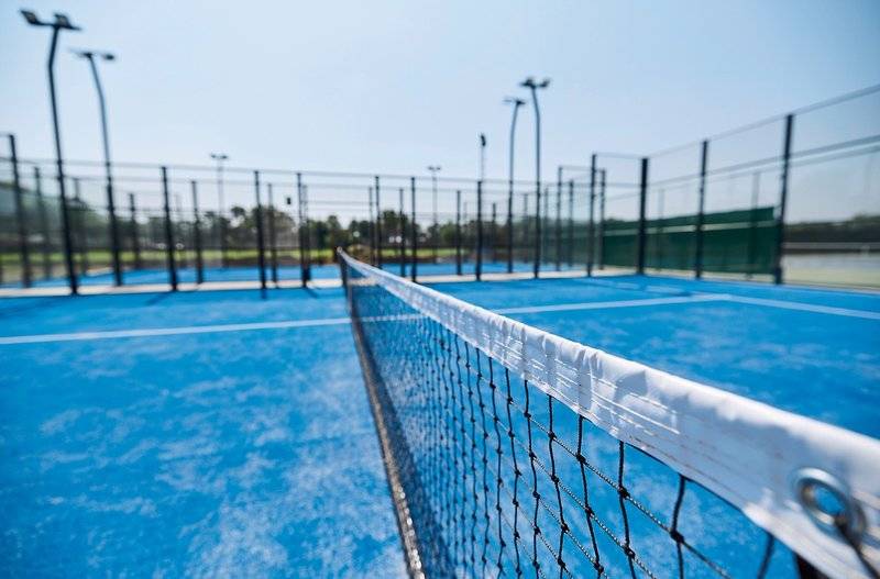 Tennisplatz im Aldiana Club Side Beach mit blauem Boden und Netz.