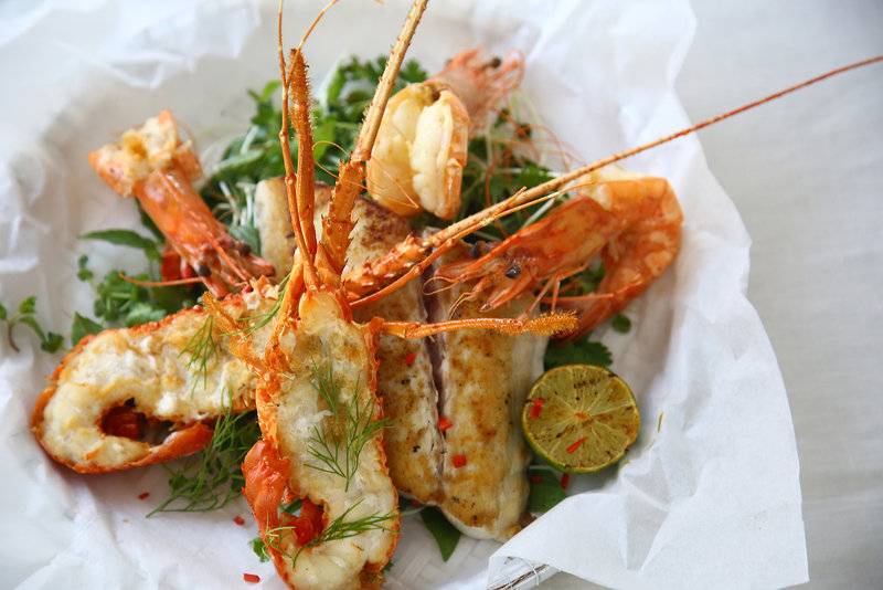 Fischplatte mit Krebsen und Limettenscheibe im TIA Wellness Resort