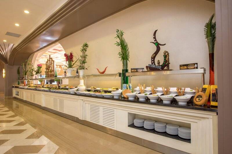 Buffetbereich im Sherwood Exclusive Kemer Hotel mit verschiedenen Speisen in Schalen.