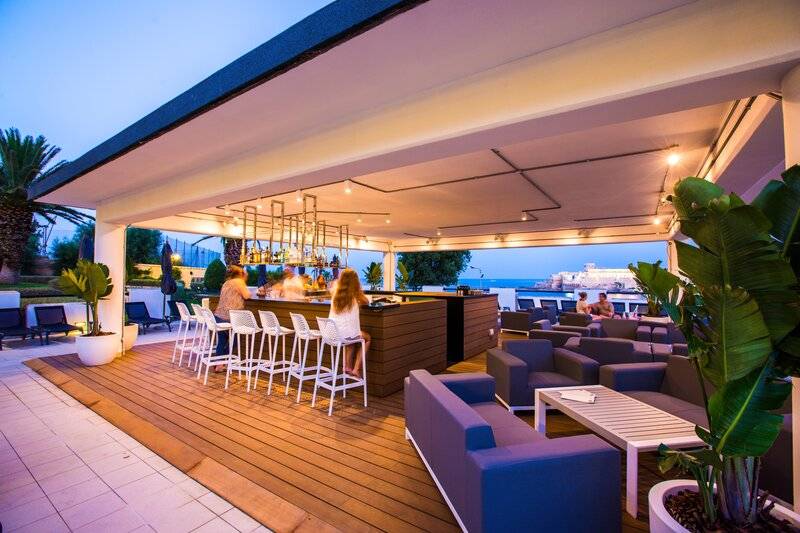 Abendstimmung im Hotel Corinthia St George's Bay an der Bar im Freien mit Kunden und Personal.