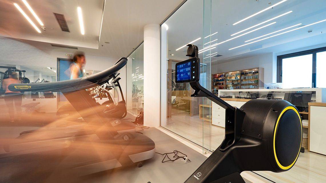 Fitnessraum im Abaton Island Resort & Spa mit Läufern auf einem Treadmill und einem Cardio-Gerät.