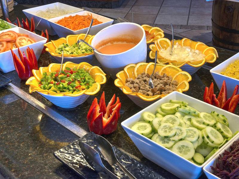 Buffettisch im Hovima Jardin Caleta mit verschiedenen Salaten, Tomaten, Karotten, Gurken und einem Dip.