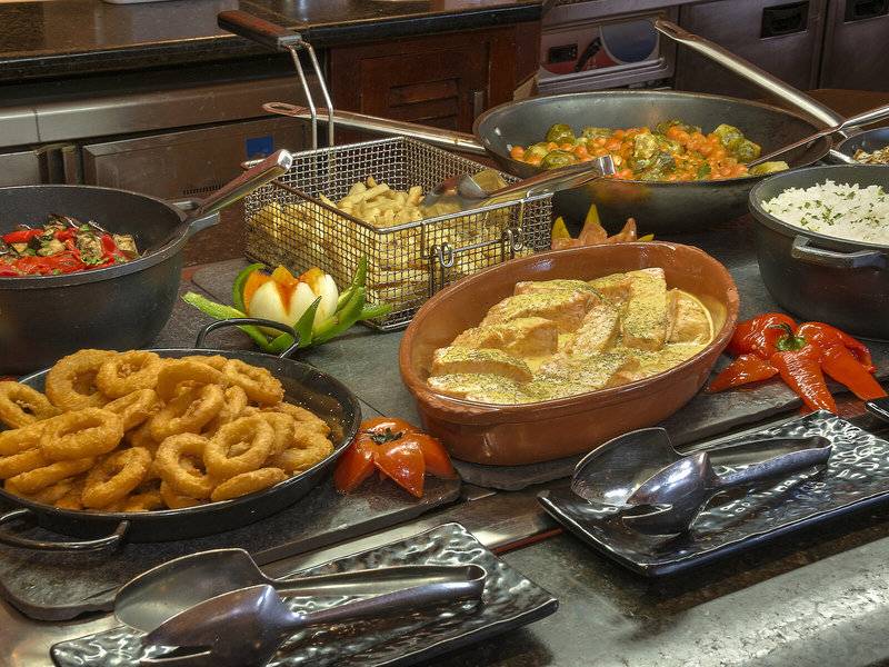 Buffettisch im Hovima Jardin Caleta mit verschiedenen Gerichten wie Fisch, Gemüse und frittierten Speisen.