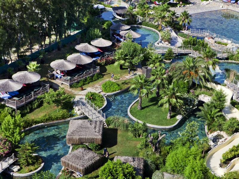 Luftaufnahme des Club Grand Side Hotels mit Swimmingpool, Wasserrutschen und Sonnenschirmen.