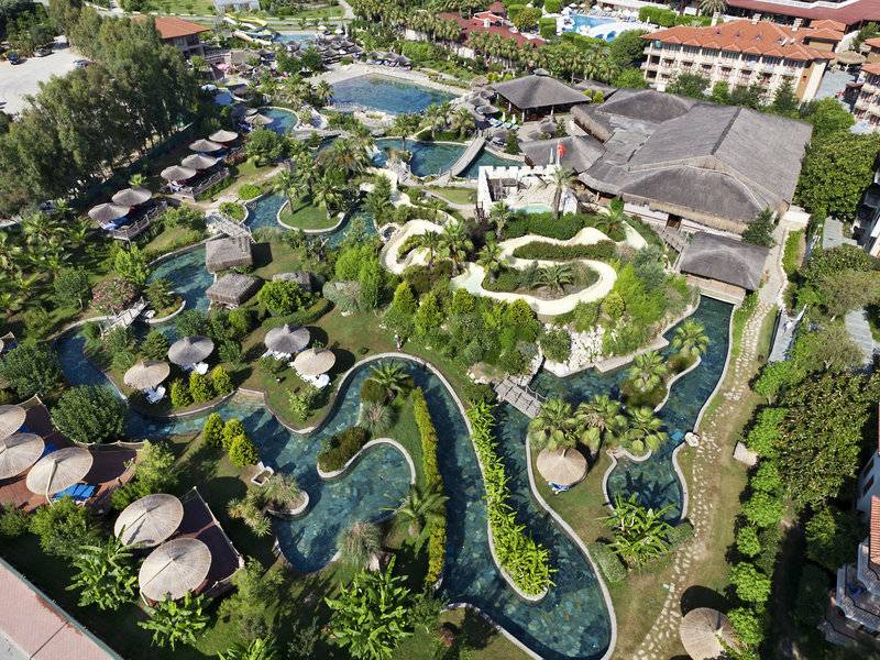 Luftaufnahme des Club Grand Side Hotels mit Wasserrutschen, Pools und Gebäuden.