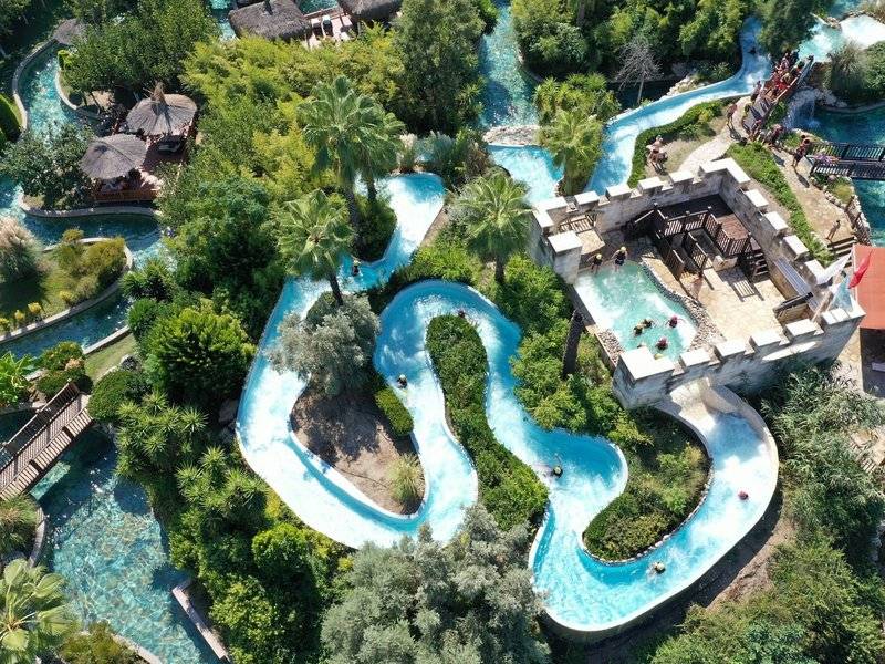 Luftaufnahme des Wasserparks im Club Grand Side Hotel mit mehreren Wasserrutschen und schwimmenden Gästen.