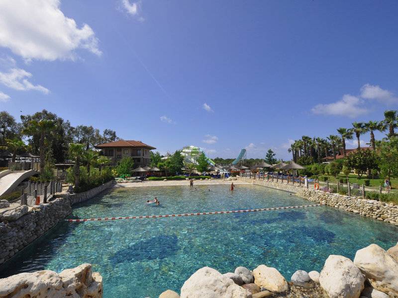 Wasserpark im Club Grand Side Hotel mit blauem Wasser und einigen Leuten.