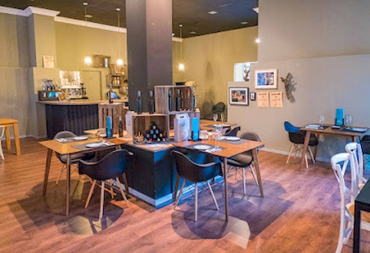 Innenbereich des DWO Valencia Restaurants mit eingerichteten Tischen und Stühlen.