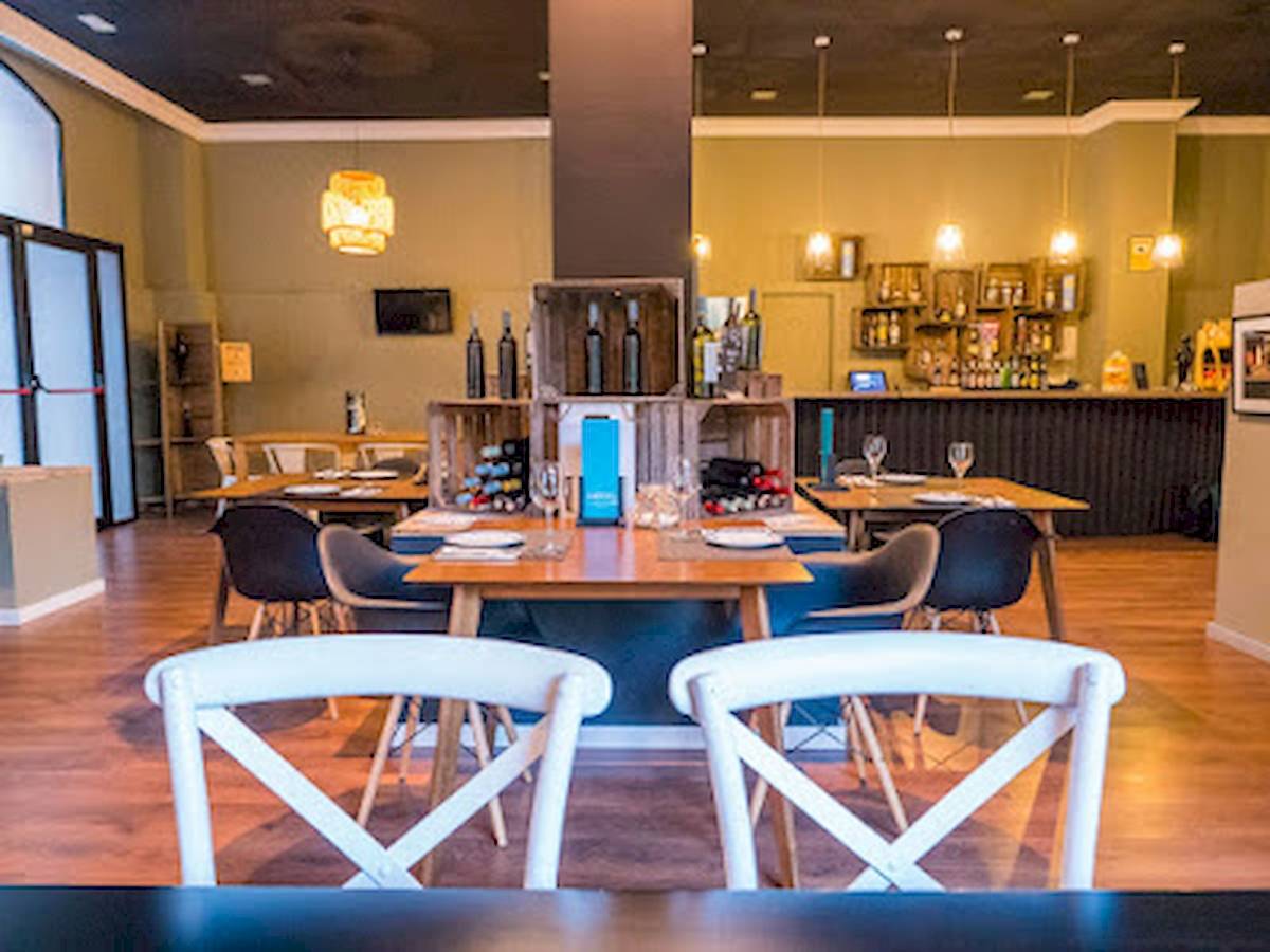 Innenbereich des DWO Valencia Restaurants mit Holzboden und modernen Möbeln.