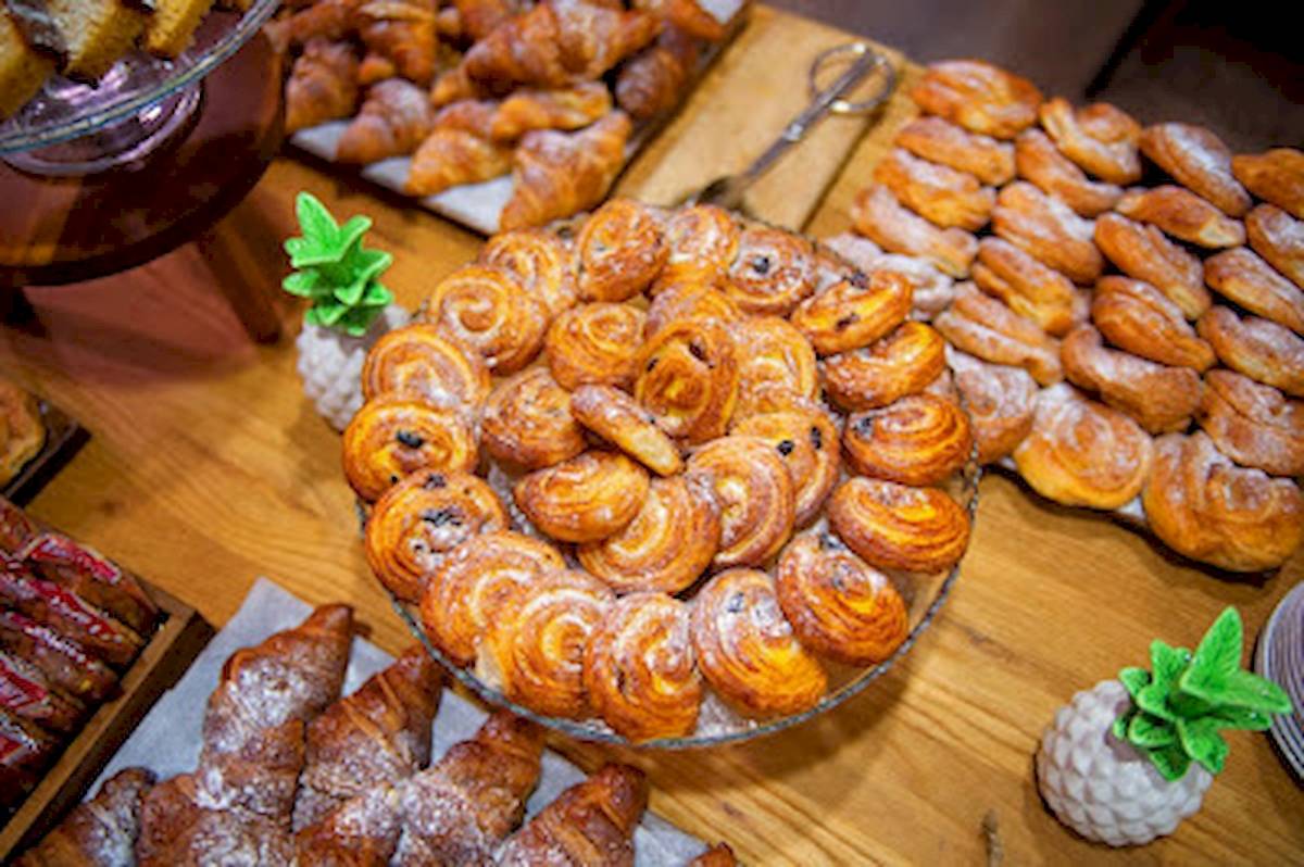 Frühstücksbuffet im Hotel DWO Valencia mit verschiedenen Gebäcksorten und Croissants.