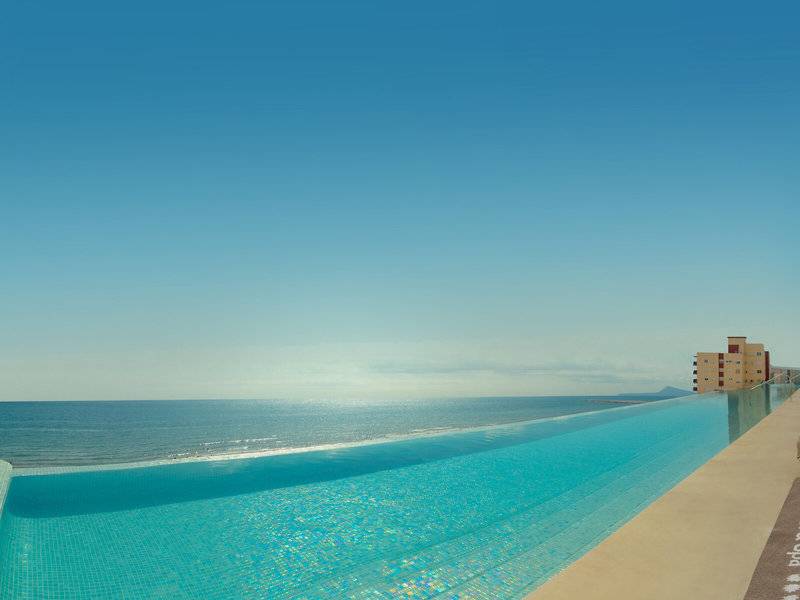 Außenpool mit Blick auf das Meer im RH Bayren & Spa Hotel