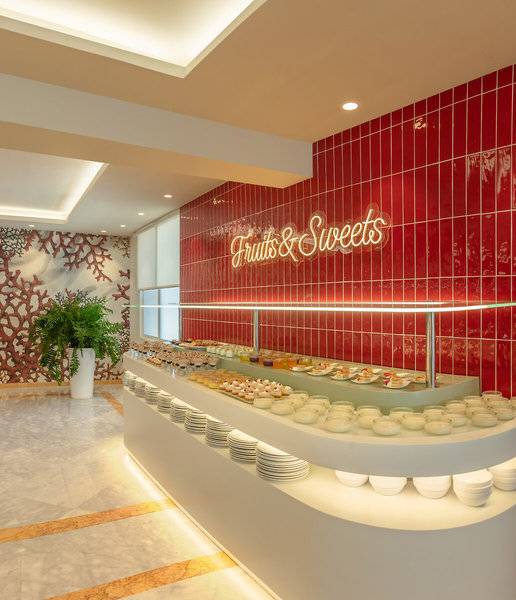 Buffet mit Früchten und Süßigkeiten im RH Bayren & Spa